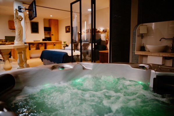 In-room safe, free WiFi, bed sheets