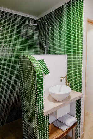 Shower, hair dryer, towels - Suite de Diane Jacuzzi - Première conciergerie (Nîmes)