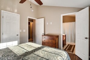 2 bedrooms, WiFi, bed sheets - Riverfront Retreat with Deck, Fire Pit & Views (Franklin)