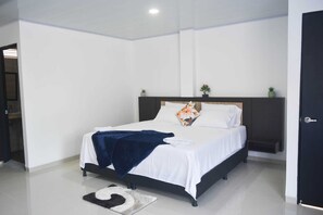 Rom – deluxe, strandutsikt | Individuelt dekorert, individuelt innredet og skrivebord