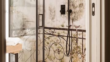 Shower, rainfall showerhead, free toiletries, hair dryer