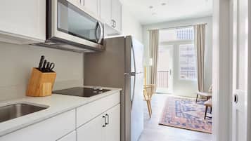 Full-size fridge, microwave, oven, stovetop