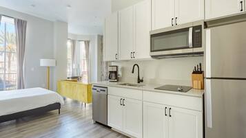 Full-sized fridge, microwave, oven, stovetop