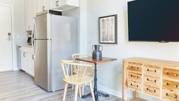 Full-size fridge, microwave, oven, stovetop