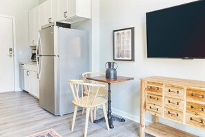 Refrigerador con freezer, microondas, horno, placa de cocina
