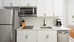 Suite studio | Cuisine privée | Cafetière-théière, réfrigérateur grande capacité avec congélateur