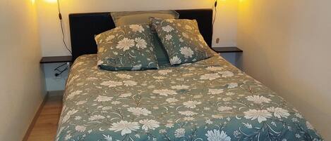 1 habitación, tabla de planchar con plancha y cuna de viaje