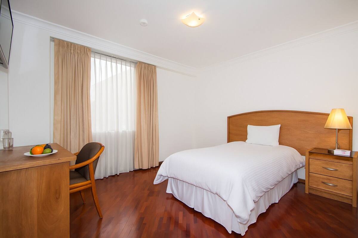 Quarto básico, 1 cama de solteiro | Roupas de cama premium, escrivaninha, Wi-Fi de cortesia, roupa de cama