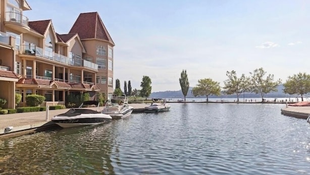 Rantahotellissa on useita parvekkeita, vieressä on venesatama, ja hotellista avautuu näkymä merelle ja kauas horisonttiin.