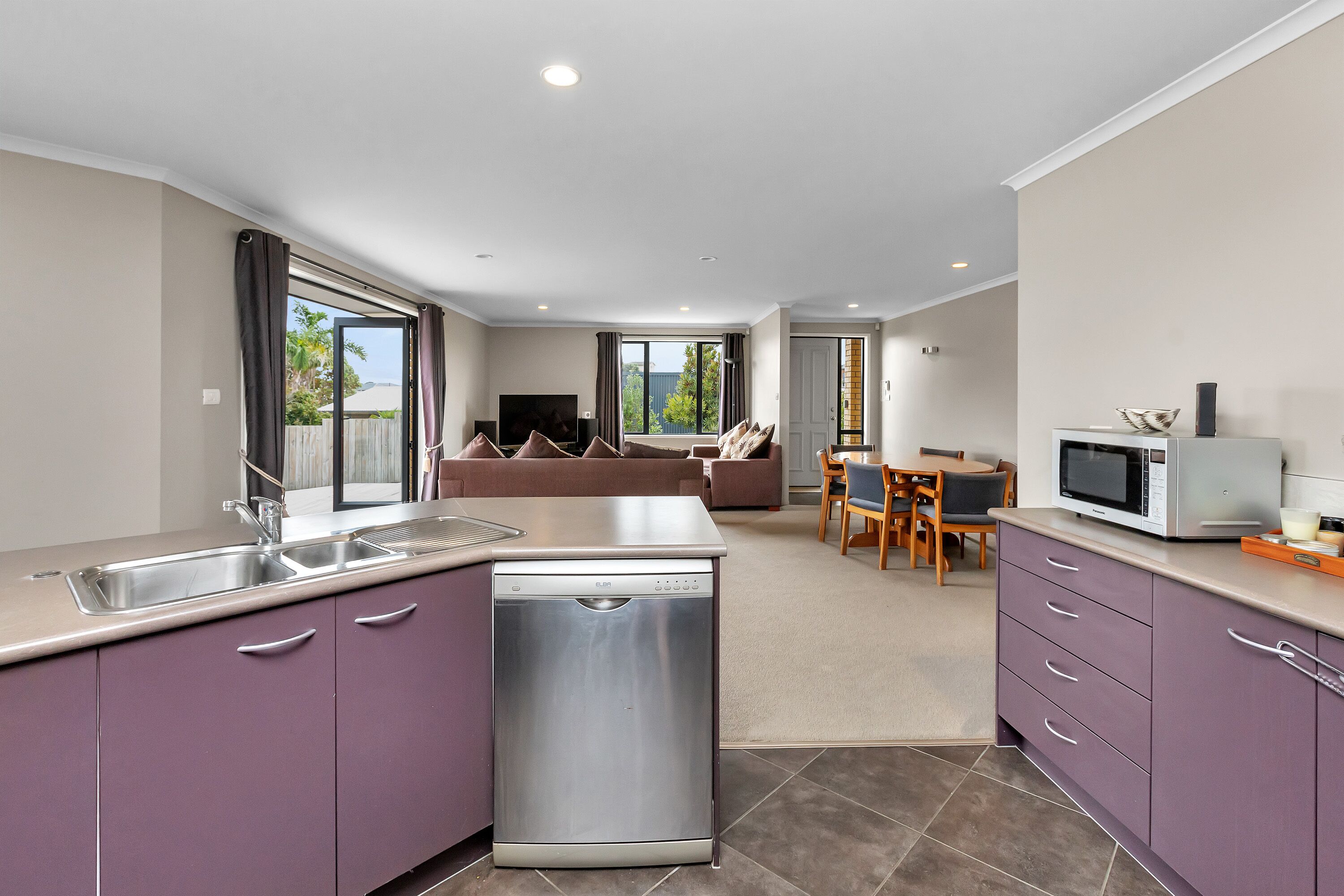 المنشأة من الداخل