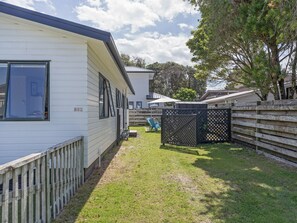 Property grounds - Beach Life - Whangamata Holiday Home (Whangamata)