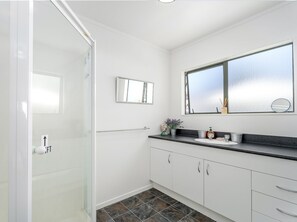 Regadera y secadora de cabello