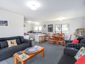 TV - Beach Life - Whangamata Holiday Home (Whangamata)