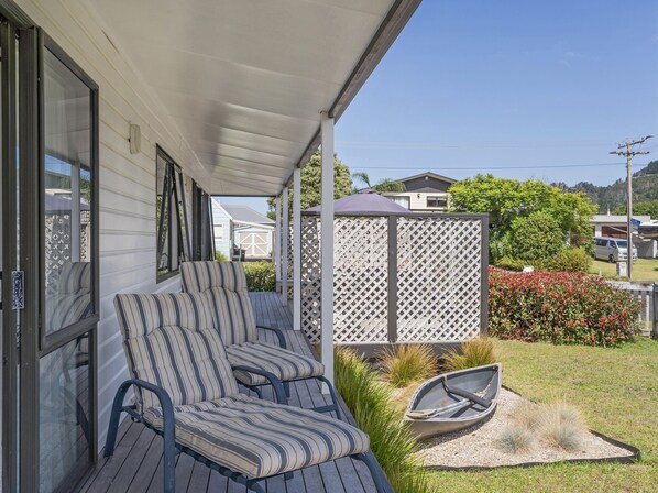 Terrace/patio - Beach Life - Whangamata Holiday Home (Whangamata)