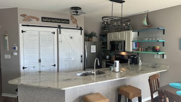 Geladeira, micro-ondas, fogão, cooktop