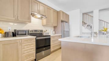 雪櫃、微波爐、焗爐、爐具