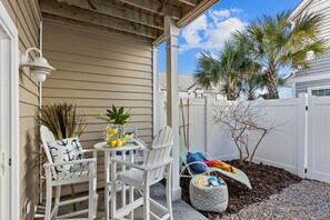 Outdoor dining - Modern 3-Bedroom Townhouse with En-Suite Baths & Pool — Steps from the Ocean (Atlantic Beach)