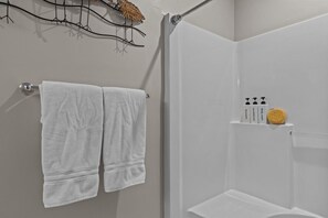Shower, hair dryer, towels - Modern 3-Bedroom Townhouse with En-Suite Baths & Pool — Steps from the Ocean (Atlantic Beach)