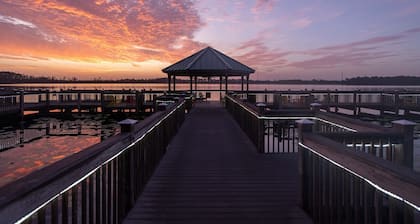 Luxury Lakefront Resort at Disney: 1 mile to Disney, Golf, MCO, shopping & more!