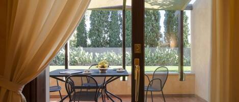 Appartement, 2 chambres, fumeurs, patio | Restauration