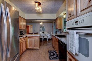 Geladeira, micro-ondas, fogão, cooktop