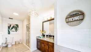 Séchoir à cheveux, serviettes fournies, savon, shampooing