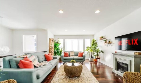 Smart TV, chimenea y libros 