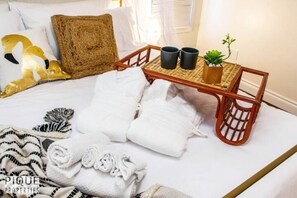 3 habitaciones, tabla de planchar con plancha y cuna de viaje