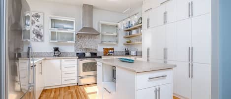 Refrigerador, microondas, horno y parrilla de estufa