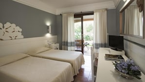A hotel room with two beds, a desk with a TV, and a balcony with curtains. - Tranquil Lantana Resort 2 Bedroom Apartments Sleeps 7 Persons (Pula)