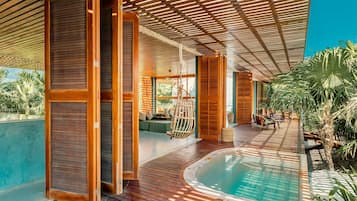 Kolam renang outdoor, dengan payung kolam renang dan kursi berjemur