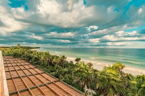 Private beach, white sand, free beach cabanas, beach towels - CASA BAUTISTA (Tulum)