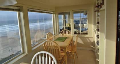 Charming 1-bedroom cabin in Lincoln City with WiFi access
