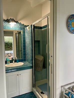 Regadera, secadora de cabello, bidet, toallas 