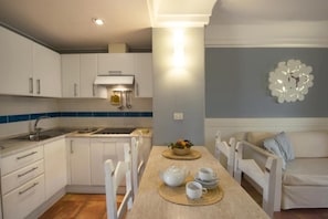 Private kitchen - Tranquil Lantana Resort 2 Bedroom Apartments for 7 People (Pula)