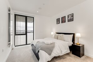 2 bedrooms, iron/ironing board, WiFi, bed sheets - The Water - Luxury 2 Bed Apt (London)