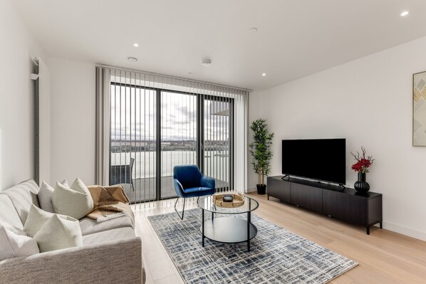 TV - The Water - Luxury 2 Bed Apt (London)