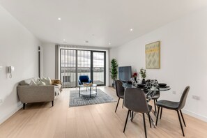 Dining - The Water - Luxury 2 Bed Apt (London)