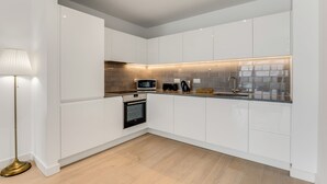 Private kitchen - Immerse yourself in our contemporary East London 2-bedroom, 2-bathroom apartment (London)