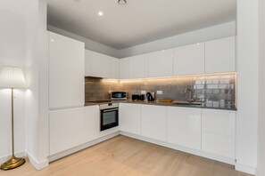 Fridge, microwave, oven, stovetop - The Water - Luxury 2 Bed Apt (London)