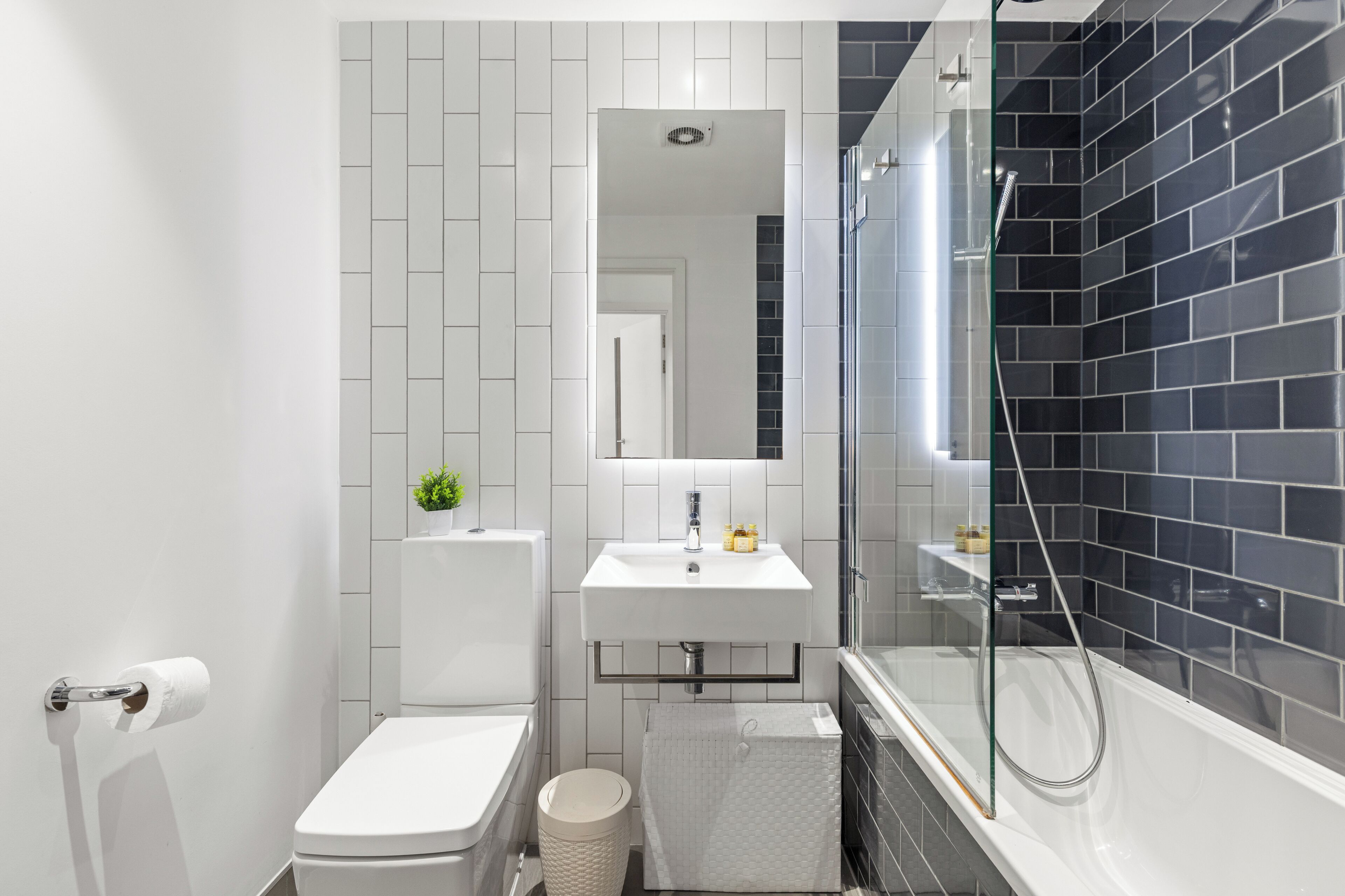 Ein Badezimmer mit Toilette, Waschbecken und Dusche.