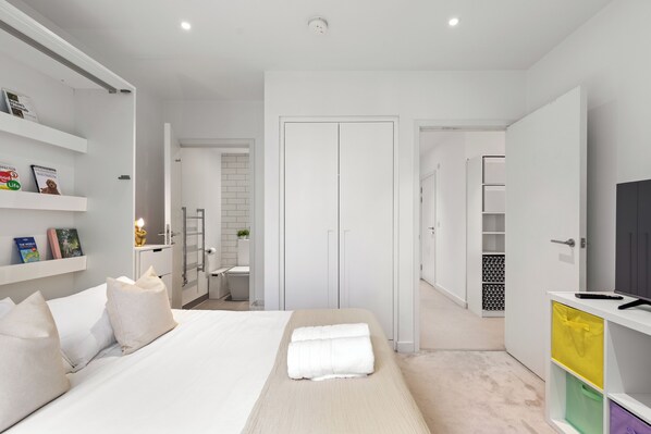 3 bedrooms, iron/ironing board, WiFi, bed sheets