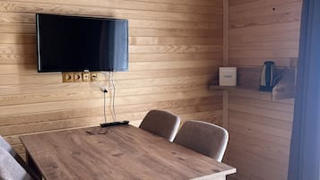 1 habitación, escritorio y espacio para trabajar con laptop
