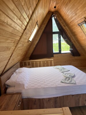 Bungalow Confort, vue cour intérieure | 1 chambre, bureau, espace de travail pour ordinateur portable