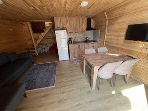 Comfort-Bungalow, Blick auf den Innenhof | Eigene Küche