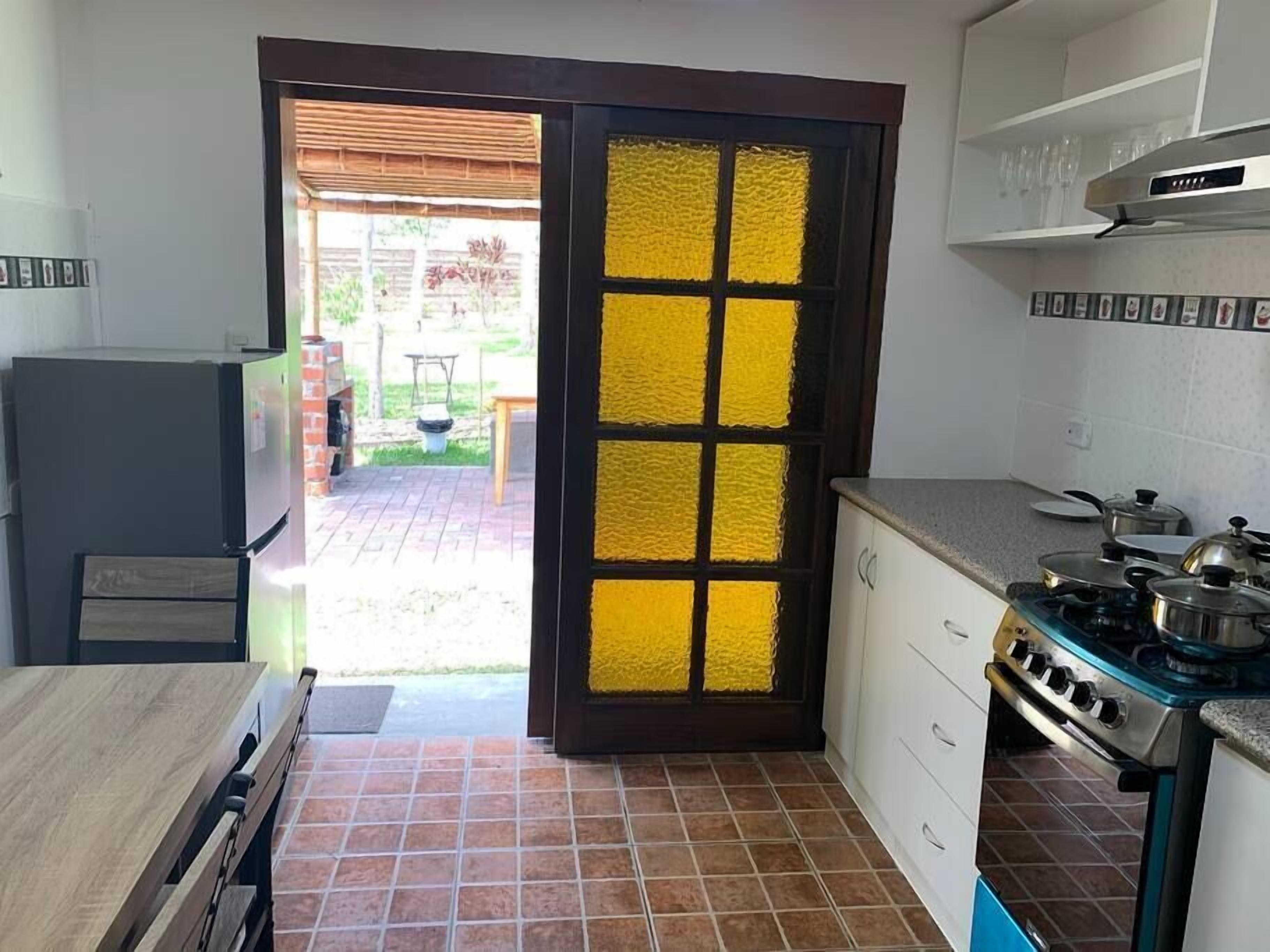 Een koelkast, een oven, een kookplaat, een kinderstoel