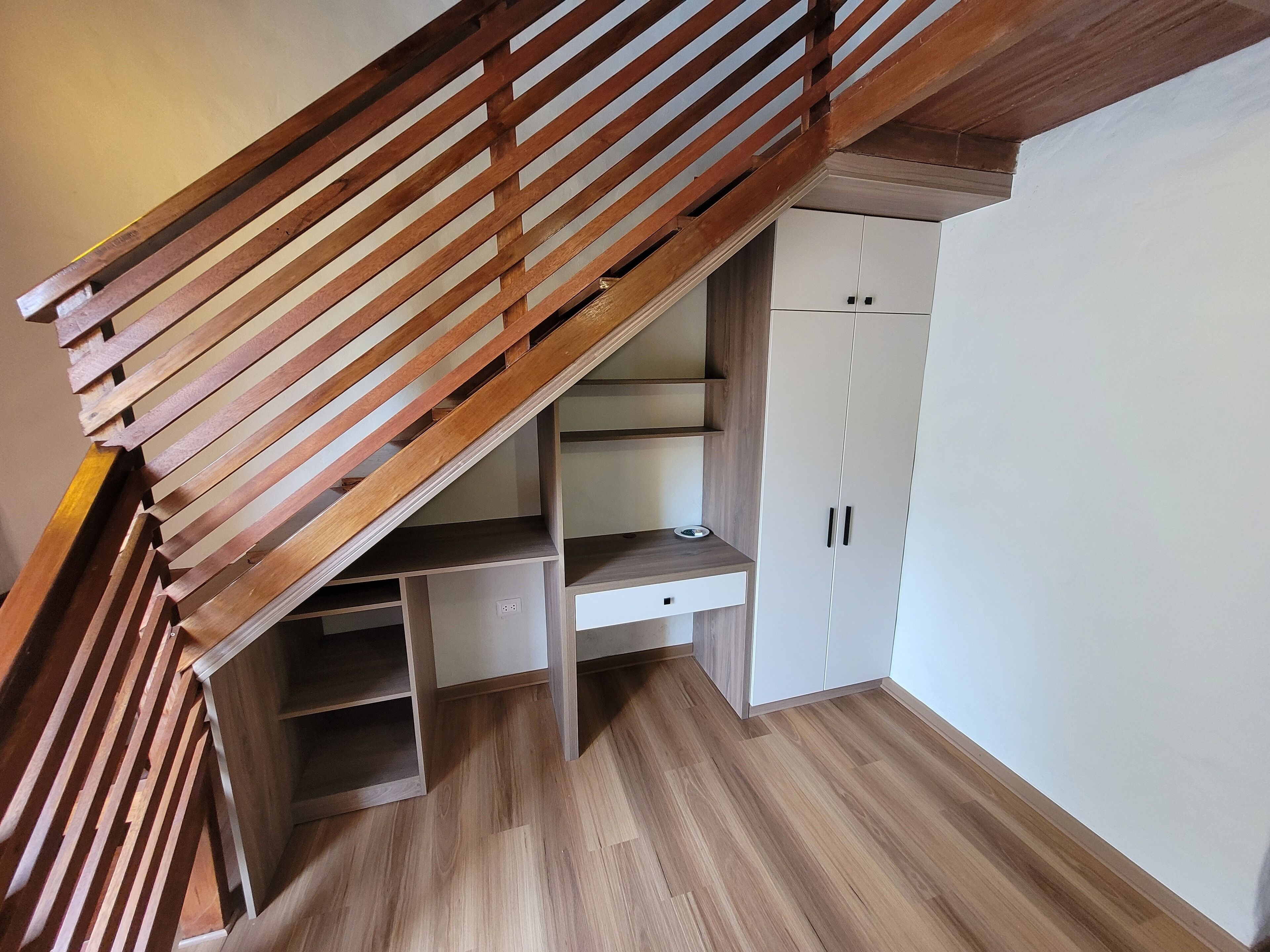 Stairs, desk and closet (1)