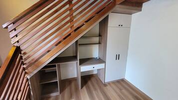 Stairs, desk and closet (1)