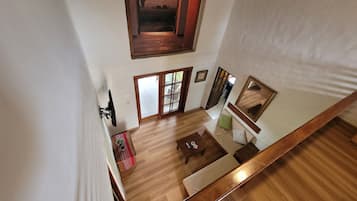 Télévision, baby-foot, table de tennis de table