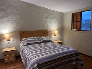 3 bedrooms, desk, free WiFi, bed sheets